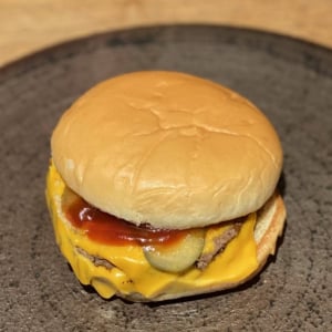 料理人・鳥羽周作シェフがマクドナルドの「激ウマダブルチーズバーガー」レシピ公開！ メチャうまそう