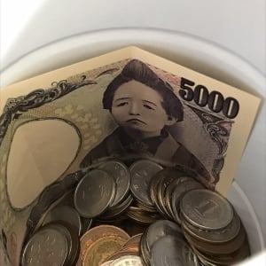 樋口一葉さんがぴえん。。。貯金箱を開けたらそこには悲しそうな顔をした樋口さんがいた！？