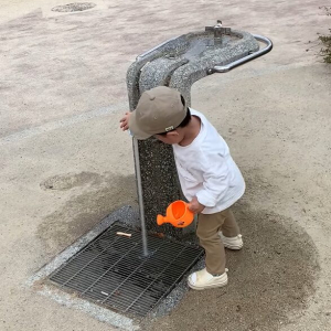 水が注げなくて困った・・。男の子はじょうろを置いて、水を出してからじょうろを持って蛇口に持っていきますが・・