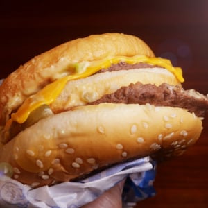 マクドナルドの「ビックマックの美味しい食べ方」を料理人・鳥羽周作シェフが公開→ 大絶賛