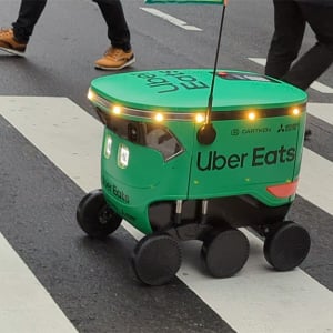 東京・日本橋エリアで「Uber Eats」の自律走行ロボットによるデリバリーサービスがスタート