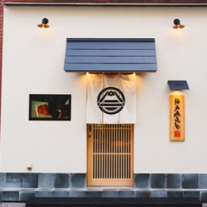 五感で楽しむ新感覚肉料理が話題、「ハンバーグと⽜タンとお⽶ 神⼾⾚ふじ 心斎橋店」がオープン
