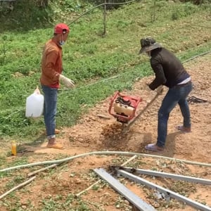 ハプニング発生！掘削機が地面に突き刺さって回転が止まらない！！一体これどーすんの！？