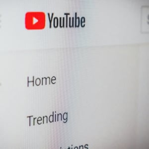 YouTubeが生成AI動画に対するラベル付けを義務化