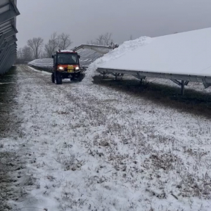 クセになる爽快感！ソーラーパネルの上に積もった雪を・・除雪車が一掃！！【海外・動画】