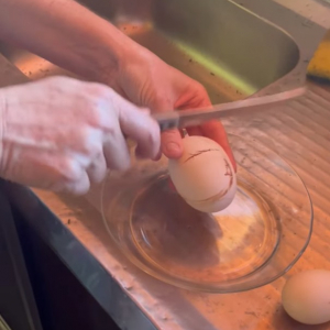 卵の中に卵が！？非常に珍しい二重卵を割る映像！