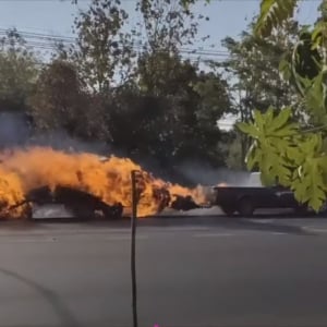 走行中のトラックが炎上！燃えているにもかかわらず、ドライバーが脱出せずに運転し続けた理由に感動！