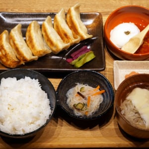 【朗報】料理人・鳥羽周作シェフ監修のランチ「究極の餃子定食」が日本各地で食えるぞおおお！ 肉汁餃子のダンダダン