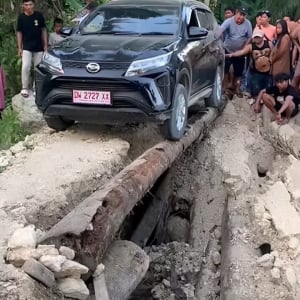 車幅ギリギリどころかオーバーしてる！？細い橋を車が渡る・・！！【海外・動画】