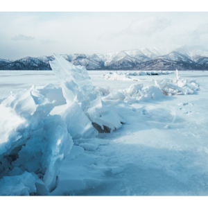 写真家・佐藤健寿氏の北海道弟子屈の作品公開。結氷や硫黄山など「奇怪」な風景たち