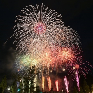 【京都府亀岡市】「亀岡平和祭保津川市民花火大会」8/11開催！2尺玉の打ち上げやももクロとのコラボも