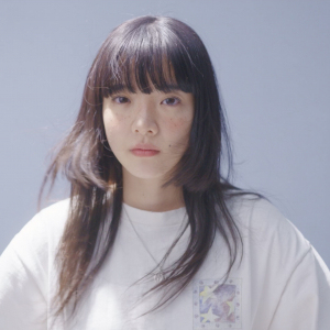 あいみょん、16thシングル「会いに行くのに」の一部楽曲が視聴できる“very short movie”を公開