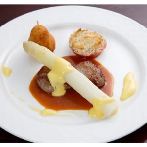 【東京都港区】ドイツ伝統料理店 ツム・アインホルンがホワイトアスパラガスを使った特別コースを提供