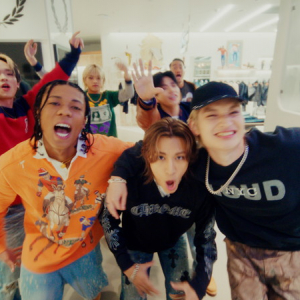 PSYCHIC FEVER、新曲「BEE-PO」MVで“東京×日常×ヒップホップ”を表現