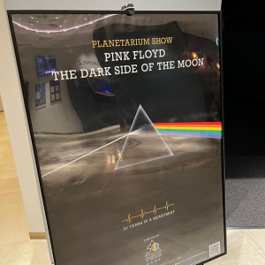 【GWにおすすめ】プラネタリウム・ショー〈ピンク・フロイド – The Dark Side Of The Moon〉爆音上映に行ってみた―OTOTOY体験レポ