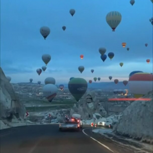 カッパドキア名物！神秘的な大地とカラフルな気球が生み出す絶景をドライブにキャッチ！！【海外・動画】