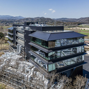 埼玉県嵐山町に太陽インキ製造 新技術開発センター始動、リゾートホテルのような居心地で新規事業領域・人的資本経営を加速、研究開発＆オフィス環境を革新