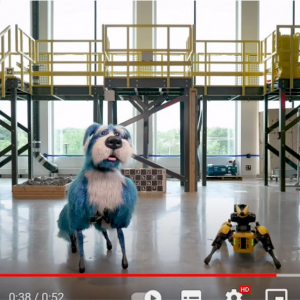 犬らしさを強調したコスチュームでダンスするボストン・ダイナミクスの犬型ロボット