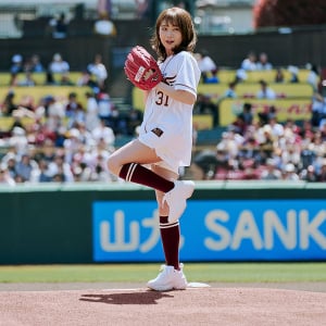 秋元真夏「アサヒスーパードライデー2024」始球式でキレあるショーパン投球炸裂！「お風呂上がりに飲むスーパードライが最高です！」