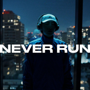 ビッケブランカ、全編英語詞の新SG「Never Run」のMV公開
