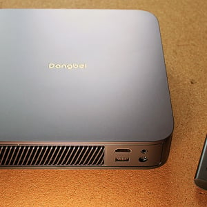 Dangbei Atom ダンベイ アトム Google TV 搭載 超薄型スマートレーザープロジェクターを連休中に使って実感「テレビやモニタを観る時間を超えるかも」