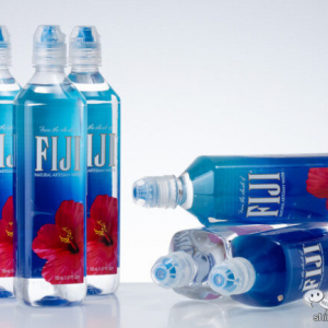 700mlボトルはスポーツキャップが便利！ 『FIJI Water』はトレーニング中の心と体の支えになるミネラルウォーター