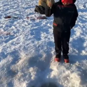 まさかの釣果！！初めて穴釣りをした6歳の少年！釣り上げた獲物のあまりのデカさに引いてしまいました！