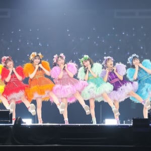 【ライヴ・レポート】FRUITS ZIPPER、日本武道館で360°にNEW KAWAIIを届ける─〈FRUITS ZIPPER 2nd ANNIVERSARY 超めでたいライブ~NEW KAWAII~〉