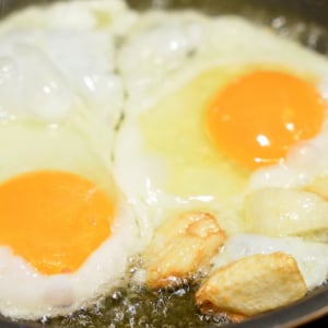 【超グルメ】料理人・鳥羽周作シェフの「目玉焼きの作り方レシピ」がメチャクチャうまそう！ 最高のフライドエッグ
