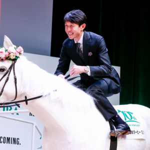 武豊「ソダシに乗ってみたかった」と馬ロボに乗り思いを馳せる「第91回日本ダービー」に向けてPR発表会が開催