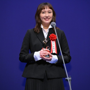 祝！新垣結衣、自身初の助演女優賞を受賞「これからも自分なりに」ニッコリ