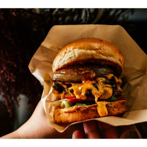 【東京都港区】最高級の黒毛和牛スマッシュハンバーガーを堪能できる「Burger Occi 麻布十番」OPEN！