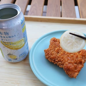 レモンスライス入り「未来のレモンサワー」のレモンをファミチキと一緒に食べてみた →ウシュシュシュシュ！