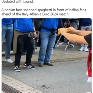 サッカーの試合前にイタリアサポーターの目の前でスパゲッティをへし折るアルバニアサポーターが話題