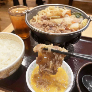 すき家でデカ盛り牛丼を豪快に食べ残した学生→ ネットで批判される→ 居酒屋店主が批判している人を批判