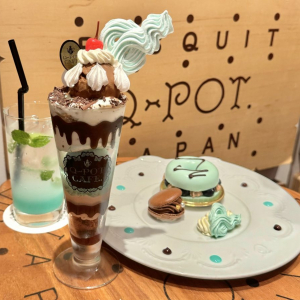 チョコミン党は急げ！「Q-pot CAFE.」期間限定メニュー「爽快なチョコミントパフェ」がペロリの美味しさ