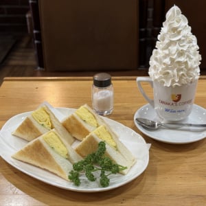 名古屋に行ったらここで朝食を食べてほしい / 珈琲タナカのウインナーコーヒーとトースト
