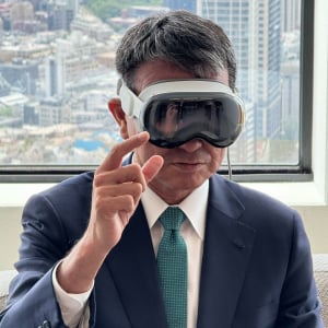 デジタル大臣・河野太郎議員がApple Vision Proを装着→ 何かをつまんでいる →何をつまんでるかわかる？