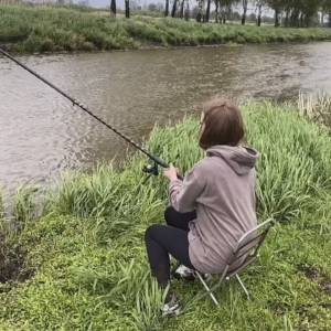 まさかの悲劇・・。釣り上げた魚を引き寄せようとした女性にハプニング！！【海外・動画】