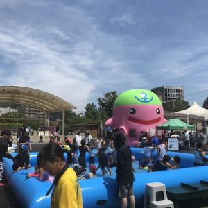 【福岡県北九州市】門司港レトロ・中央広場で「水かけまつり」開催！ウォータースライダーや屋台が登場