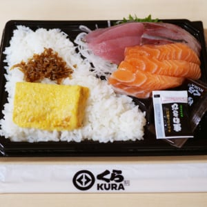 くら寿司のくら天然魚市場で買える「お刺身弁当」が激しくスゴイ！ 注文されてから魚をさばく！