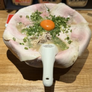 ラーメン屋でぶちゃんの月見ペロンチャーシューメンがペロンペロンペロンペロンペロロロロオオオンってしててマジウマイ