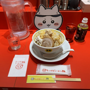 ラーメン二郎をインスパイアした公式「ちいかわラーメン豚」が存在 / 実際に食べてみた結果→ これは