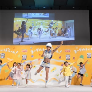 「ヨーグルトハッピー、ヨッパッピー！」小島よしおが『ヨーグルトにぽしゃん！』うたのおにいさんに