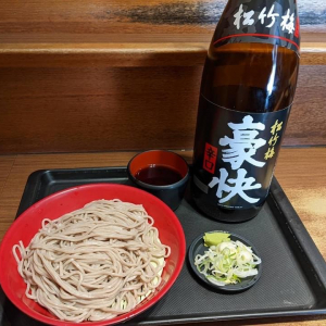 富士そばの中の人が大絶賛する蕎麦の食べ方！ もりそばに日本酒をかけて食べる→ めちゃくちゃ合うよ