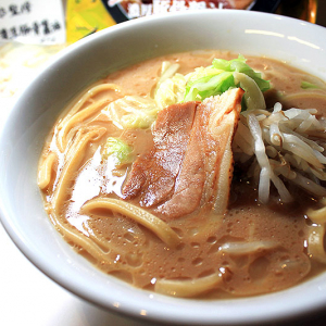 二郎系ラーメン未経験者は注目！ 燈郎監修 まるぐ 濃厚豚骨醤油ラーメン 9/1発売！ 冷凍食品だから自宅でじっくりゆっくり“二郎ラー初体験”できちゃう