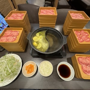 しゃぶ葉はいいぞ！ 豚肉、牛肉、鶏肉、野菜、スイーツ、ドリンク、出汁、全部あるし食べ放題！ 異論ある？ ないはず