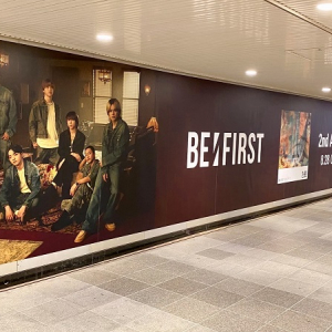 BE:FIRST、見る角度によってデザインが変わる特大特殊ポスターが東急渋谷駅構内に登場