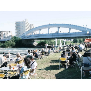 【北海道札幌市】川辺で景色や飲食を楽しむ夏の風物詩・札幌発祥の「川見」が、幌平橋左岸で今年も開催