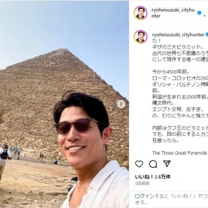 鈴木亮平、ギザのピラミッドに興奮！エジプト旅行ショットにファンから「亮平さんのリポートなんて嬉しすぎる」「ワクワクします！」の声